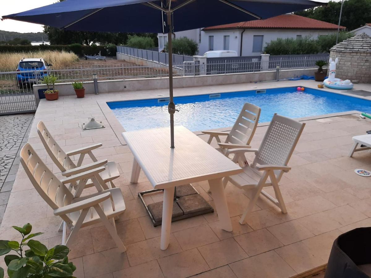 Nice, Cosy Studio Apartment With Shared Outdoor Pool Banjole Exterior foto
